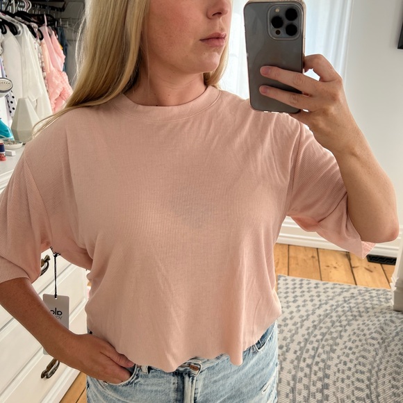 NWT Alo Yoga T-Shirt size Medium in Nectar - Picture 9 of 12